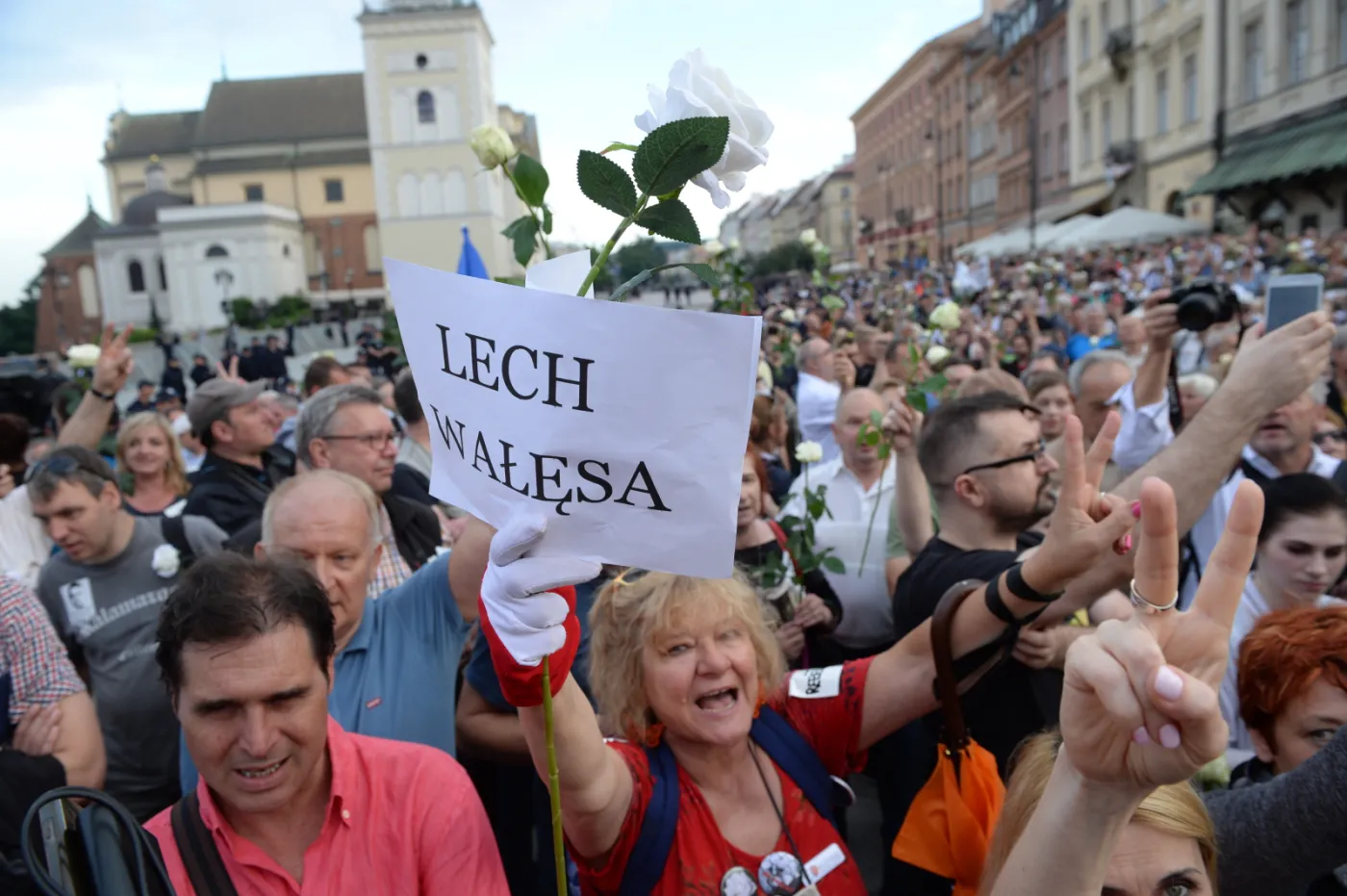 10297882-uczestnicy-kontrmanifestacji.jpg