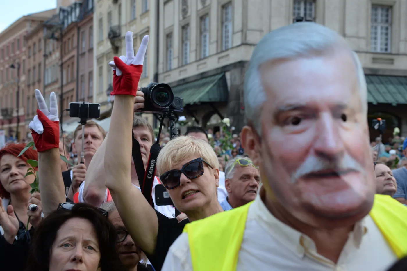 10297914-uczestnicy-kontrmanifestacji.jpg