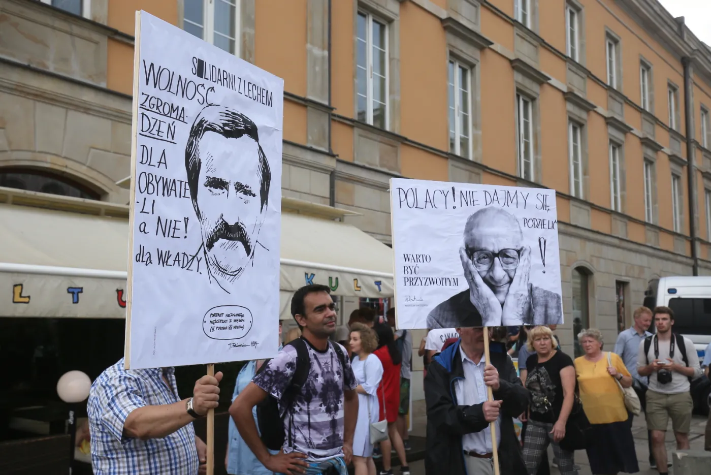 10297946-uczestnicy-kontrmanifestacji.jpg