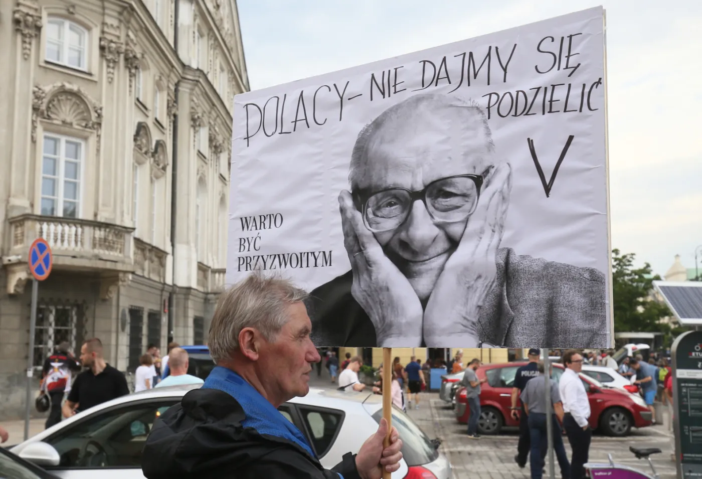 10297978-uczestnicy-kontrmanifestacji.jpg