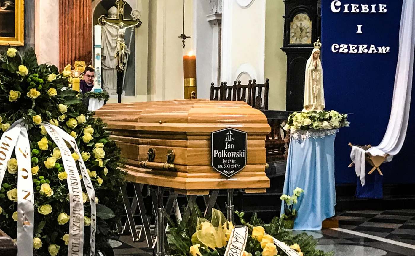 Był elementem warszawskiego folkloru. Rodzina i bliscy pożegnali Czarnego Romana