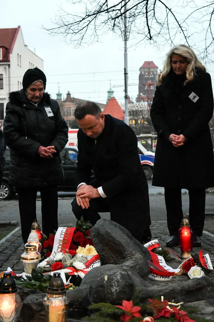 Andrzej Duda składa kwiaty