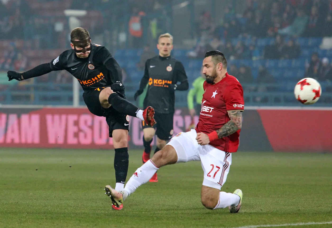 Piłkarz Wisły Kraków Marcin Wasilewski (P) i Jakub Świerczok (L) z Zagłębia Lubin