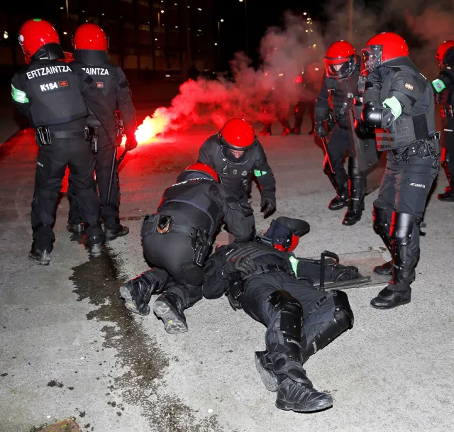 Tragedia w Bilbao. W trakcie bójki kibiców Athletic i Spartaka zmarł hiszpański policjant [FOTO]