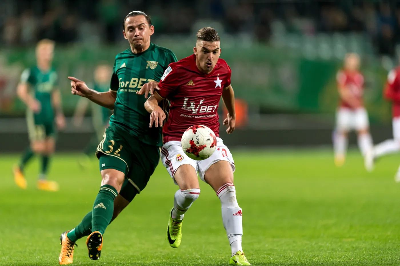Piłkarz Śląska Wrocław Igors Tarasovs (L) i Carlitos (P) z Wisły Kraków