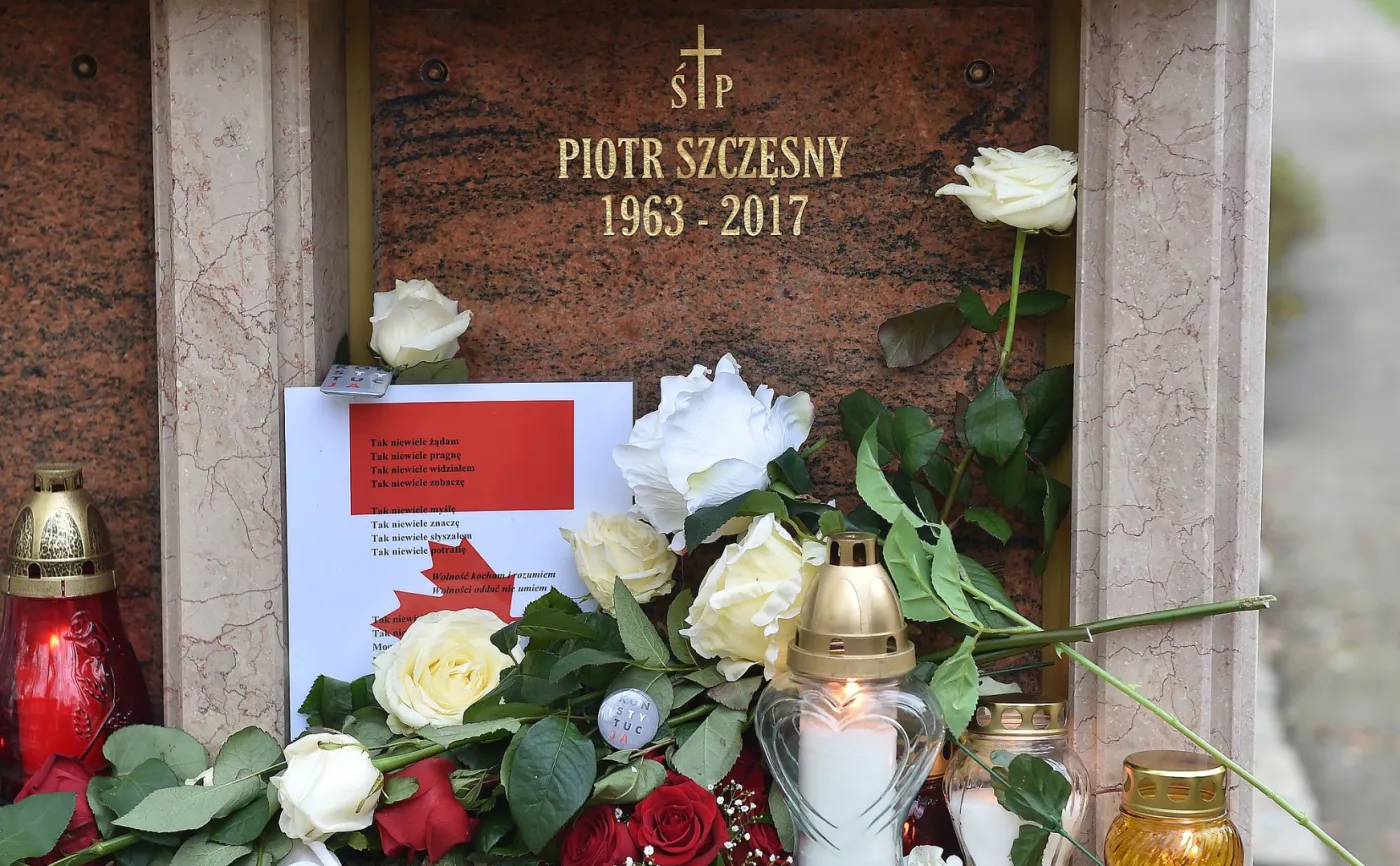 10577404-nagrobek-piotra-szczesnego.jpg