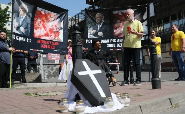 Pikieta "obrońców życia" na Nowogrodzkiej