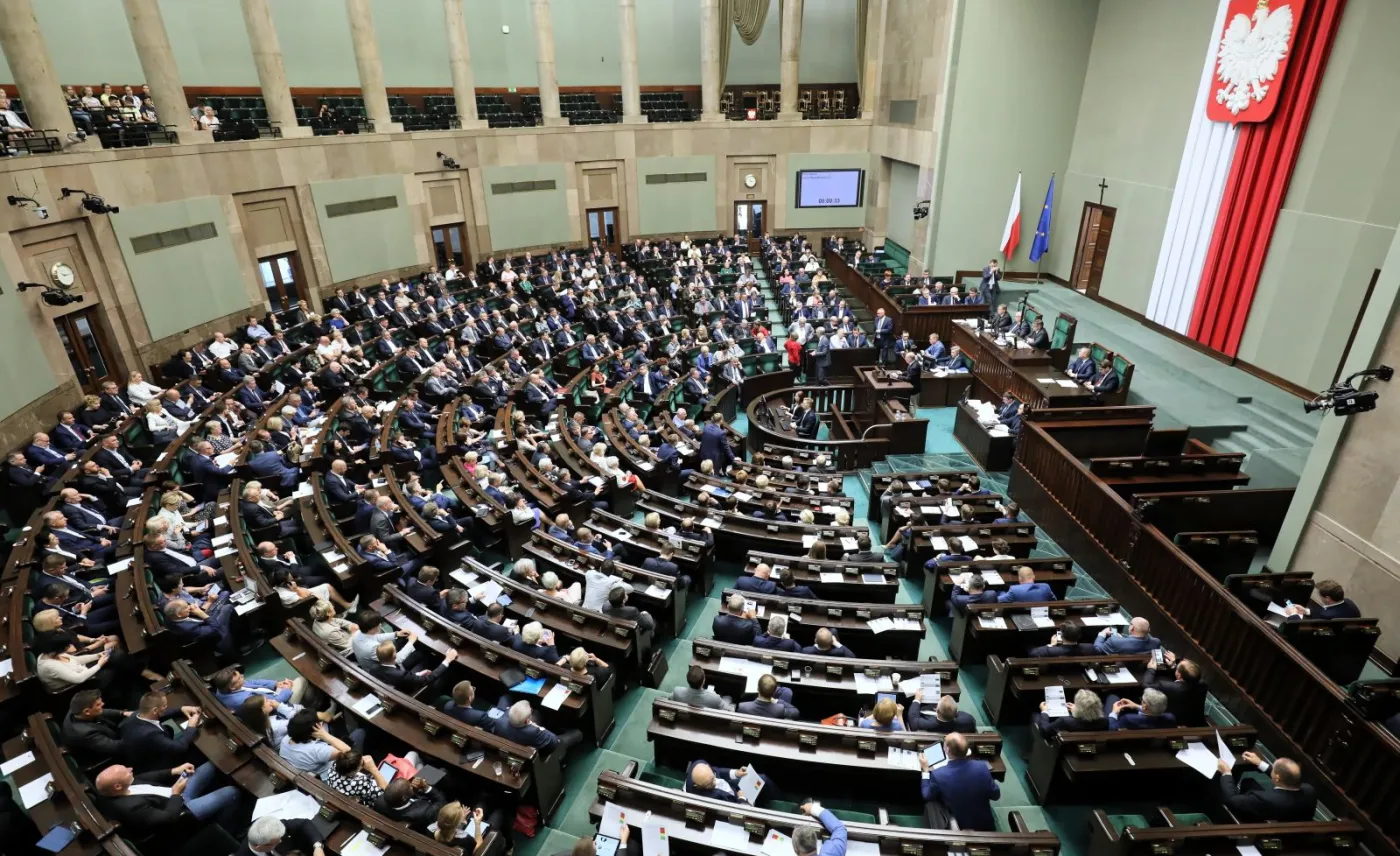 Posłowie na sali obrad Sejmu