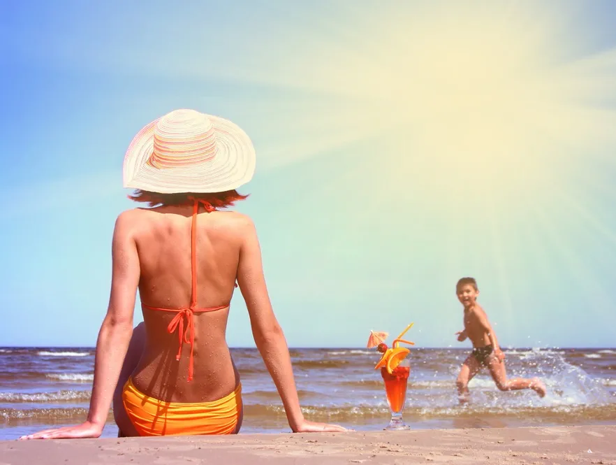 Kobieta z dzieckiem na plaży