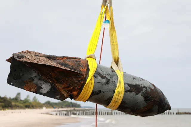 Akcja na plaży w kołobrzeskim Podczelu. Dwie z trzech bomb zostały wyciągnięte z Bałtyku