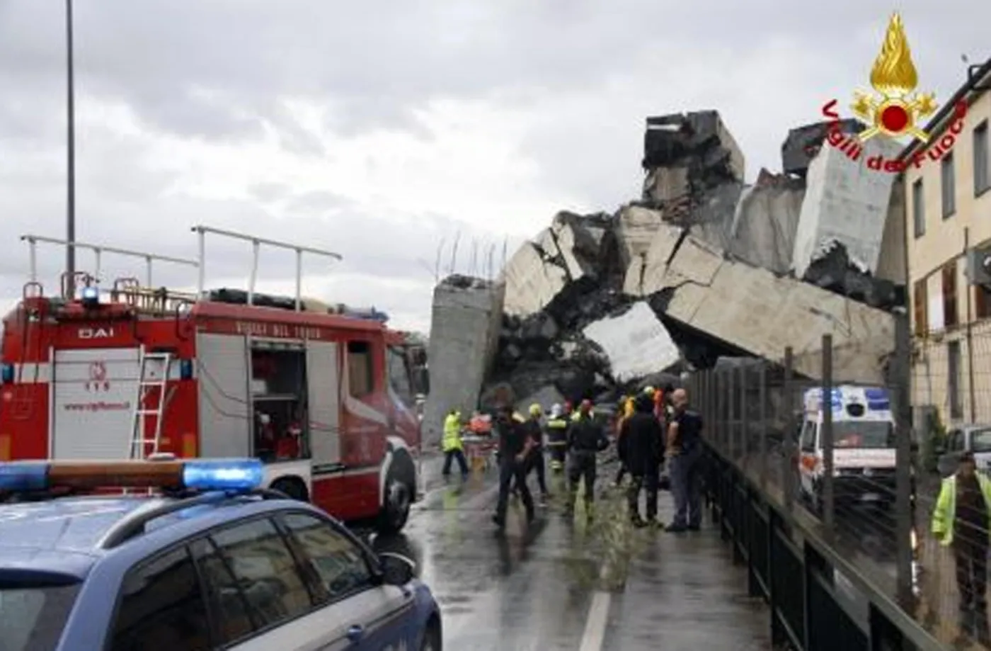 Runął wiadukt na autostradzie w Genui. Liczba ofiar może być duża [DRAMATYCZNE ZDJĘCIA]