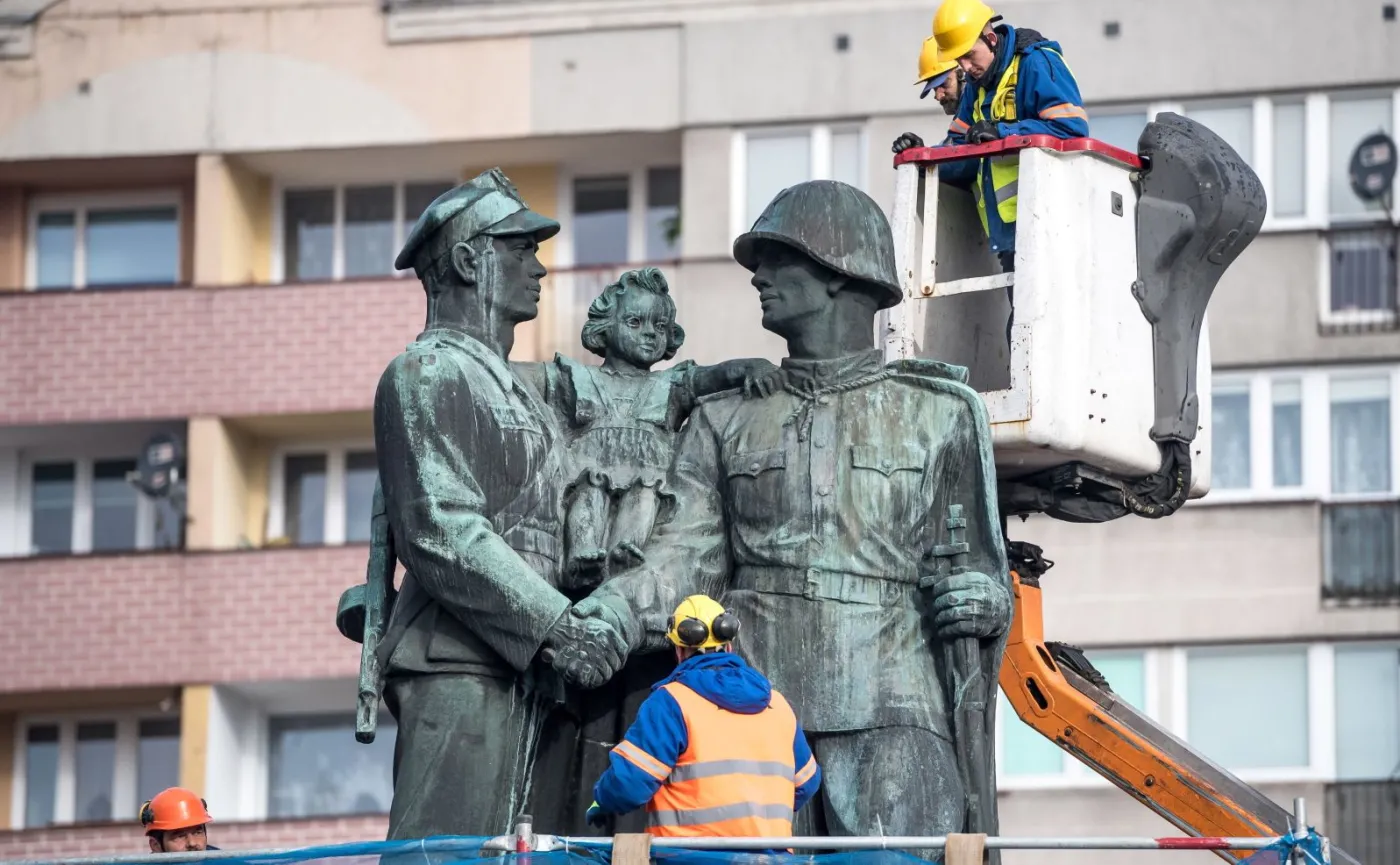 Rozbiórka pomnika w Legnicy