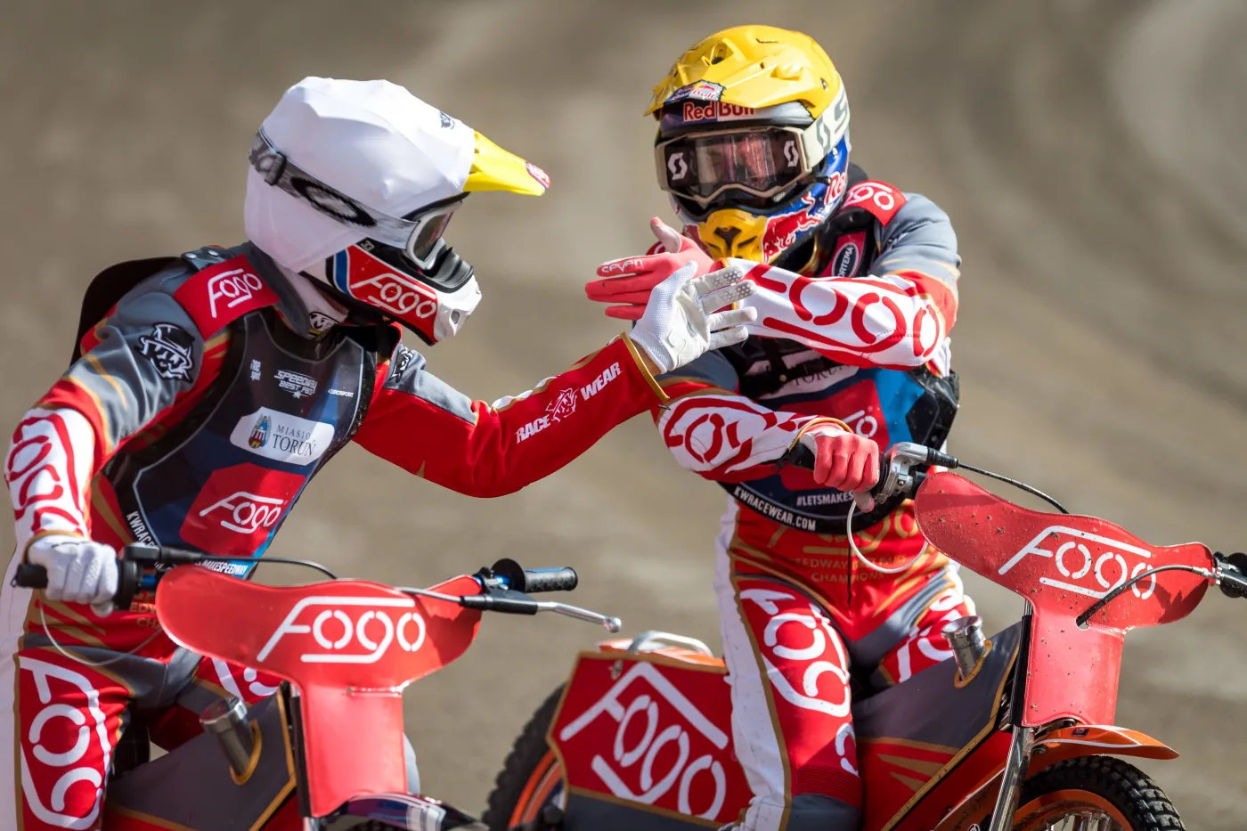 Jarosław Hampel (kask Biały) i Emil Sajfutdinow (Ż)