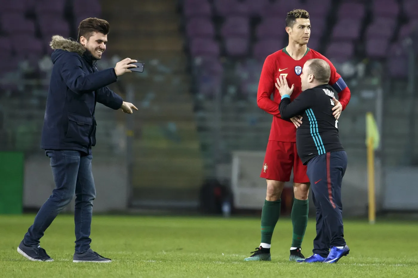 Cristiano Ronaldo  (w środku)