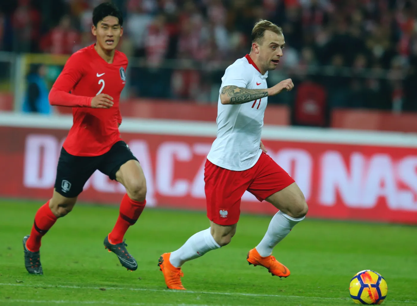 10868344-kamil-grosicki-p-i-yong-lee.jpg