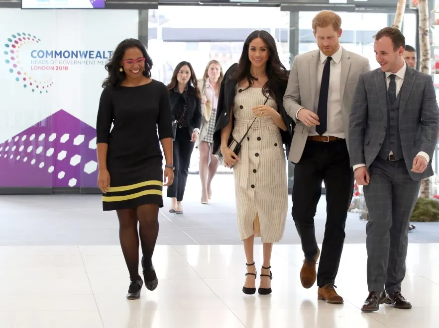 "Nogi jak patyki", "kopia Kardashianki", "styl niegodny księżnej". Kolejny strój Meghan Markle skrytykowany. FOTO