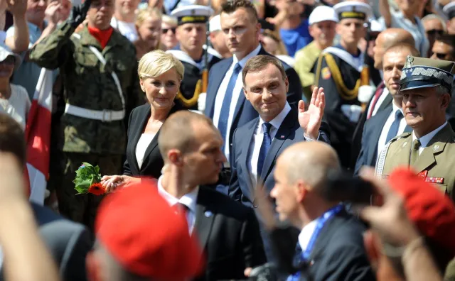 Z kim Polacy najchętniej pojechaliby na wakacje? Para prezydencka na czele. SONDAŻ