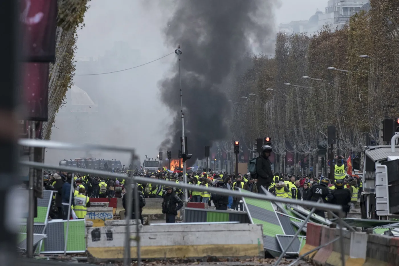 11778751-protest-zoltych-kamizelek.jpg