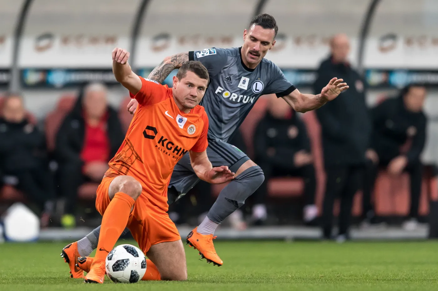 Zawodnik KGHM Zagłębia Lubin Patryk Tuszyński (L) i Marko Vesović (P) z Legii Warszawa