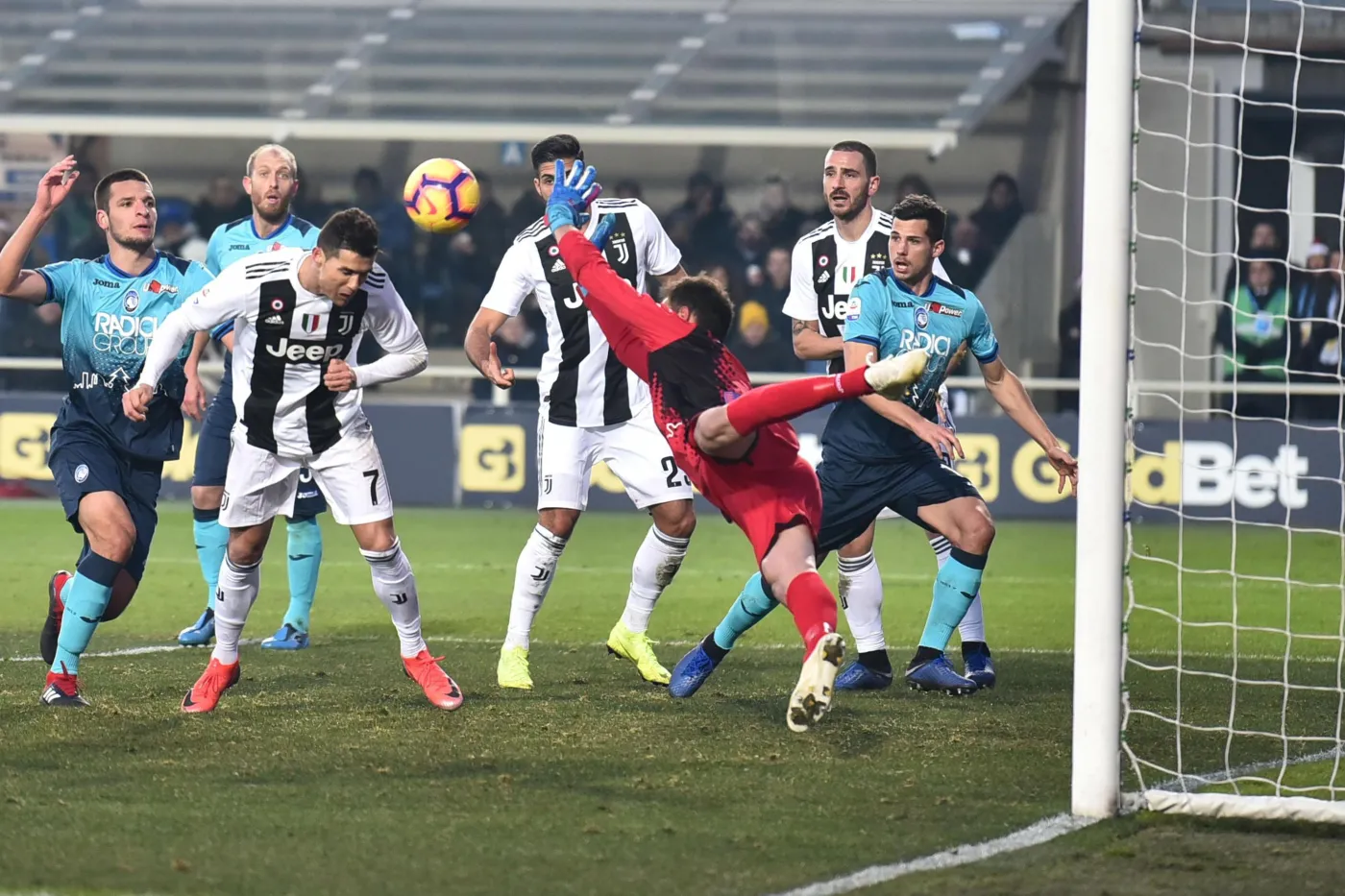 Liga włoska: Ronaldo uratował punkt dla Juventusu. Piątek bez gola. Szczęsny i Skorupski puścili po dwie bramki