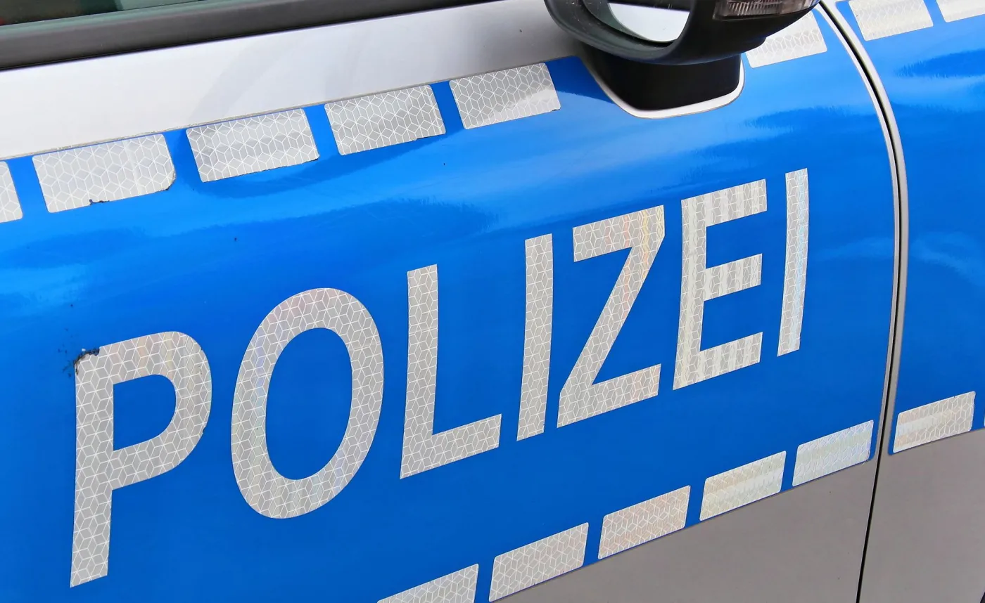 Alarm w Niemczech. Ranny mężczyzna z bronią zabarykadował się w restauracji