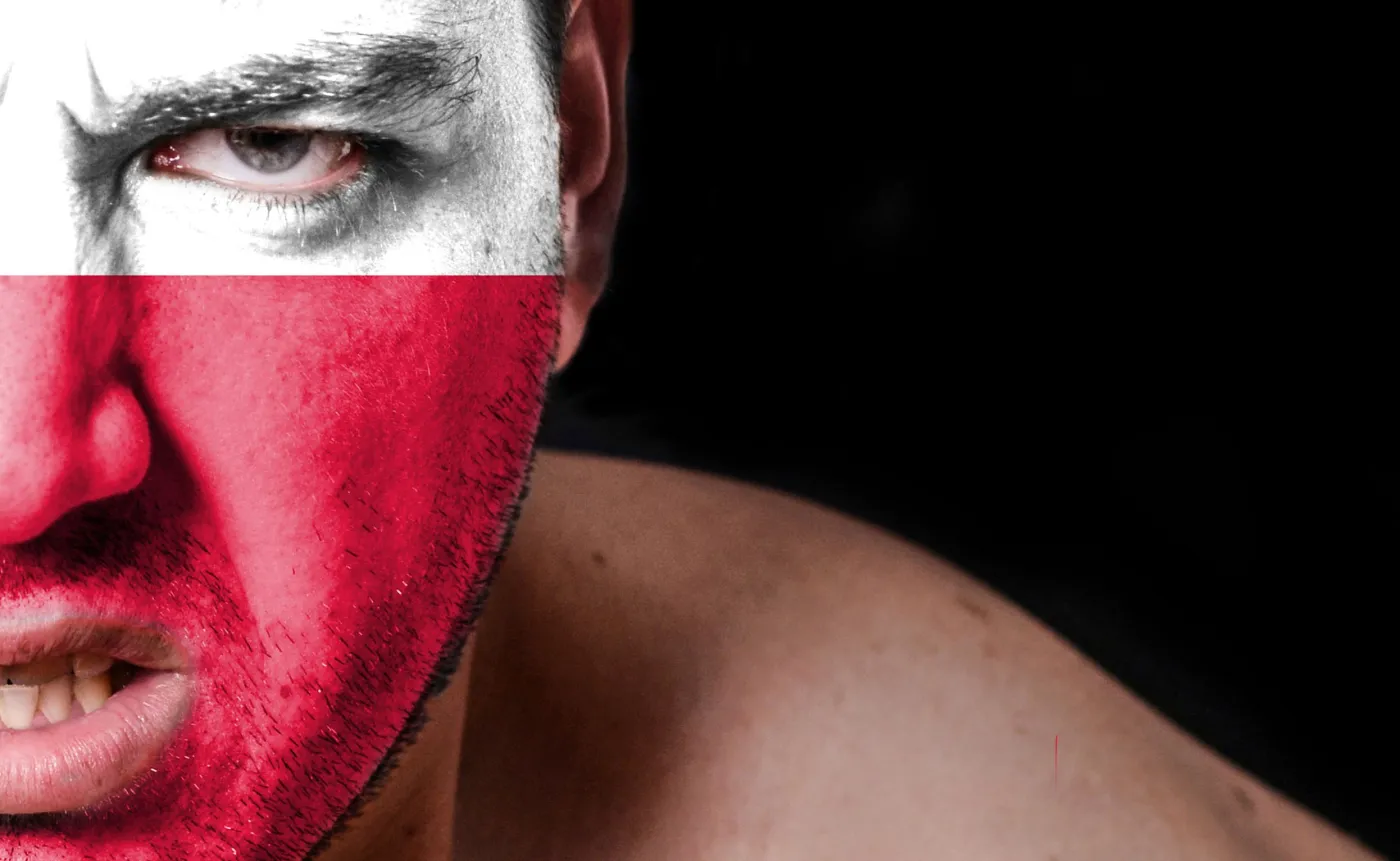 Mężczyzna z biało-czerwoną flagą na twarzy