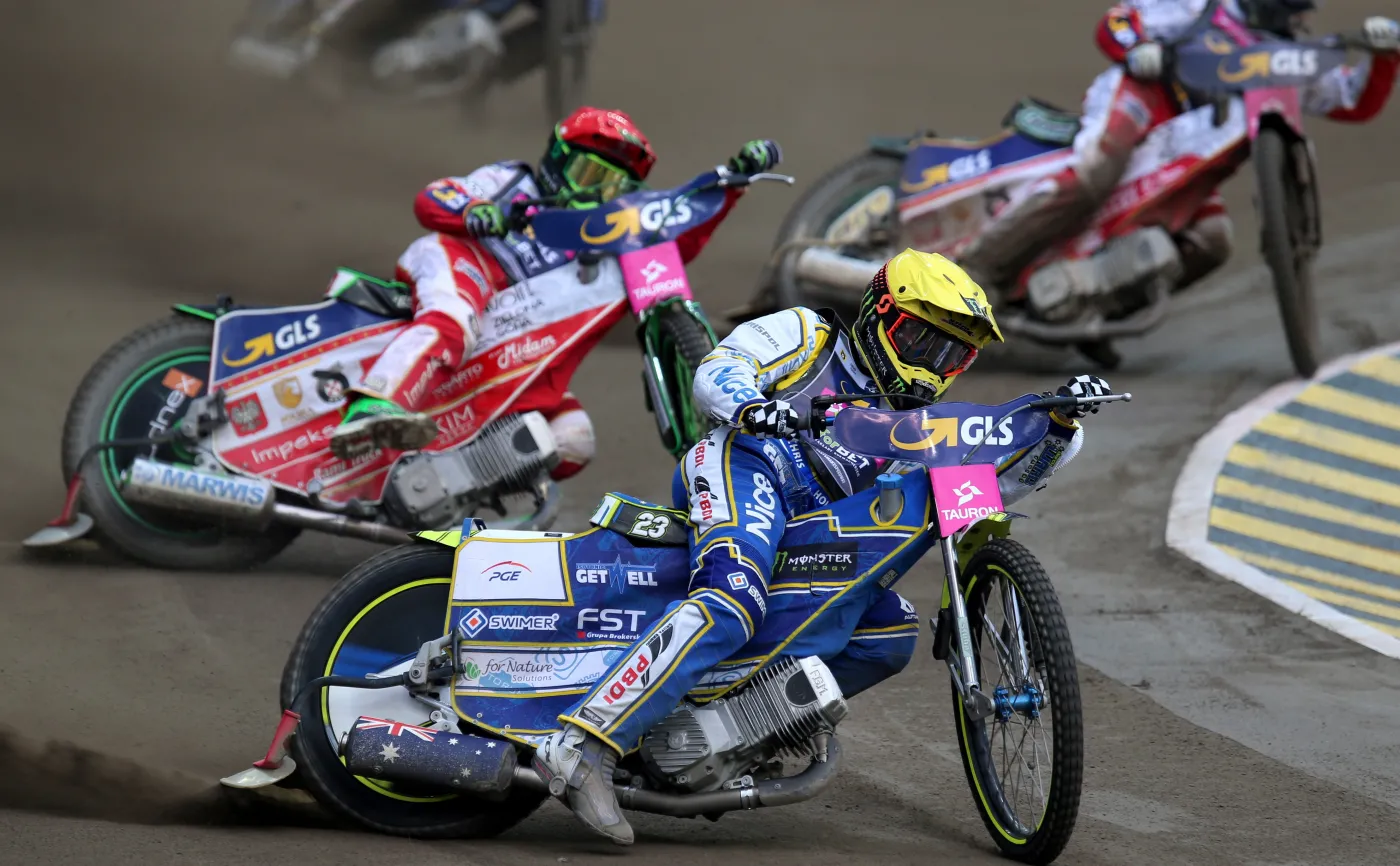 Patryk Dudek (kask czerwony) i Australijczyk Chris Holder (żółty) w wyścigu podczas meczu żużlowego Polska kontra Reszta Świata na Stadionie Śląskim w Chorzowie