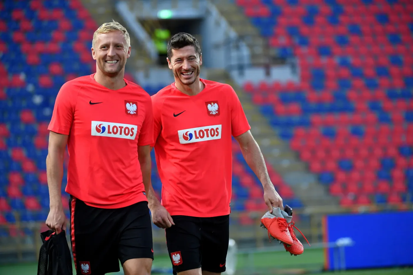 Robert Lewandowski (P) i Kamil Glik (L) podczas trening kadry w Bolonii
