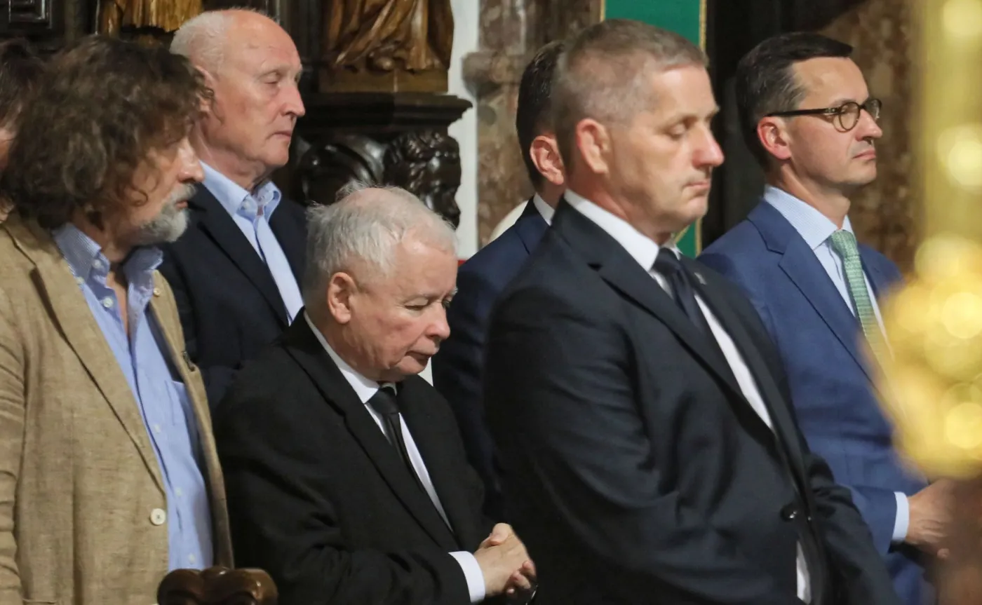 Jarosław Kaczyński i premier Mateusz Morawiecki na mszy