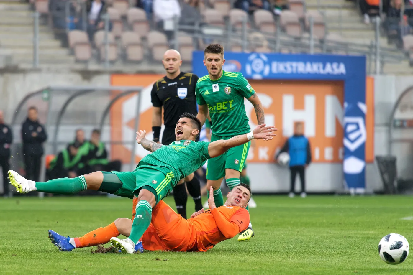 Piłkarz KGHM Zagłębia Lubin Filip Jagiełło (dół) i Wojciech Golla (góra) ze Śląska Wrocław