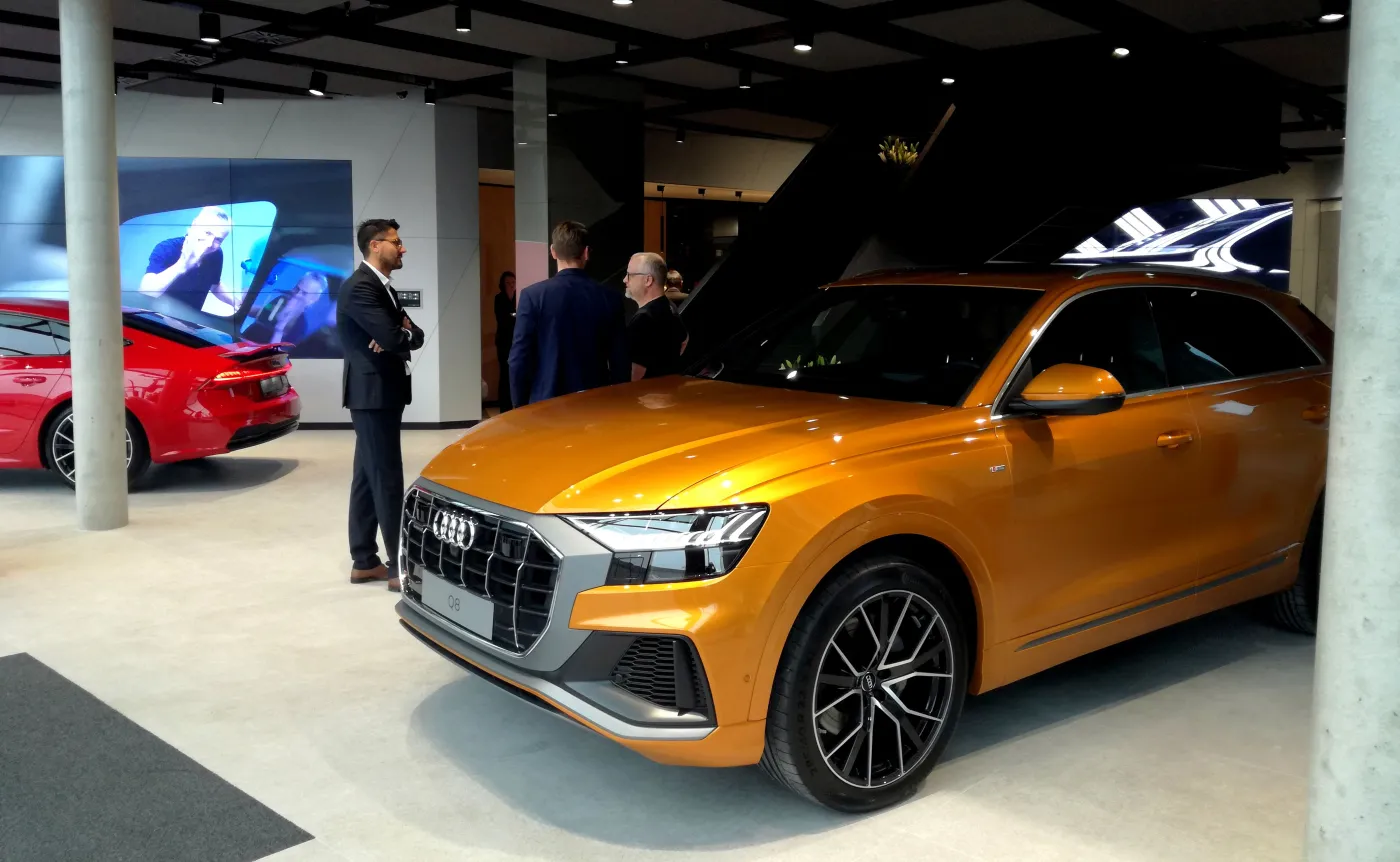 Miejsca, w których powstają salony Audi City, to najbardziej prestiżowe lokalizacje w centrach światowych metropolii – w przypadku Warszawy firma zdecydowała się na Plac Trzech Krzyży, który jest zagłębiem stołecznej elegancji i ekskluzywnych marek. Na foto Audi Q8 w Audi City Warszawa 
