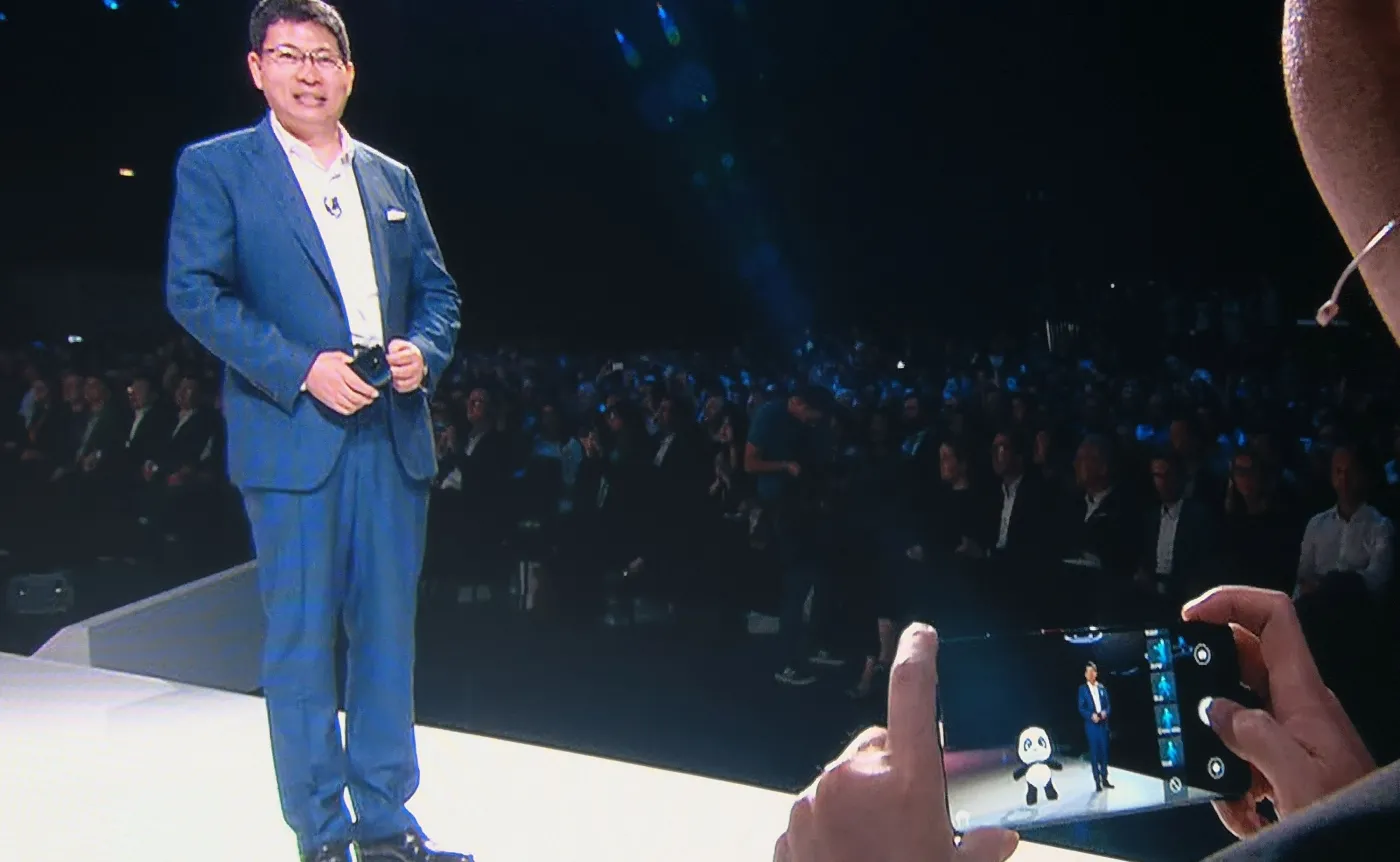 Huawei Mate 20 Pro - wirtualna panda na ekranie smartfona 