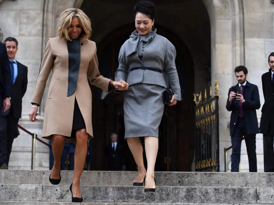I co z tego, że starsza 10 lat?! Brigitte Macron w świetnych stylizacjach wyglądała jak równolatka prezydentowej Chin. FOTO
