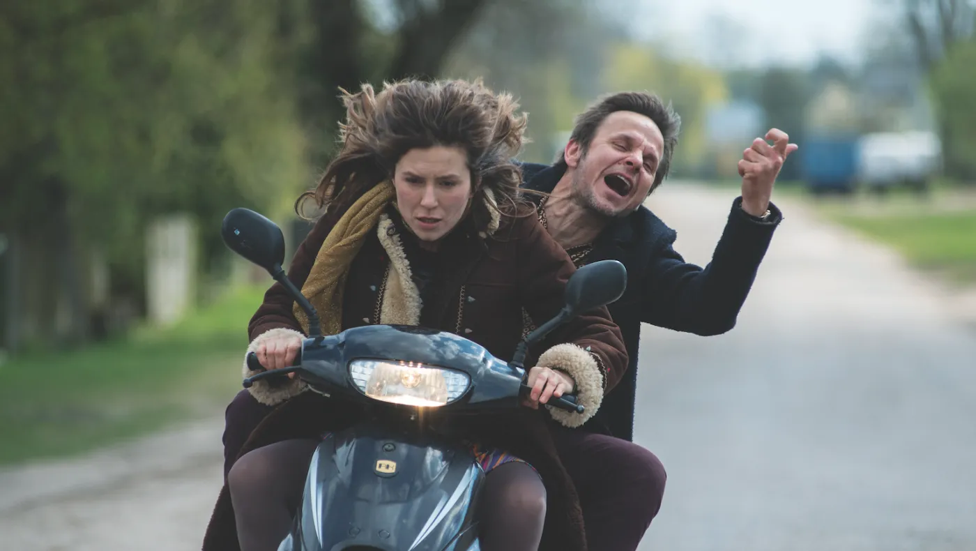 Kadr z filmu "Dziura w głowie"; fot. Holly Pictures