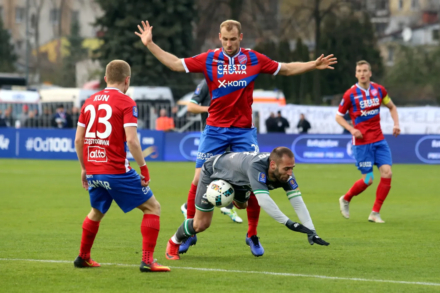  Piłkarze Rakowa Częstochowa Piotr Malinowski (L) i Arkadiusz Kasperkiewicz (2L) oraz Flavio Paixao (2P) z Lechii Gdańsk podczas meczu półfinałowego Pucharu Polski, 10 bm. W finale, który odbędzie się 2 maja br. na Stadionie Narodowym w Warszawie, drużyna z Wybrzeża zagra z Jagiellonią Białystok.