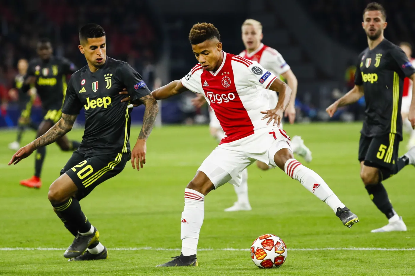 Liga Mistrzów: Ajax znalazł sposób na pokonanie Szczęsnego. Barcelona blisko awansu