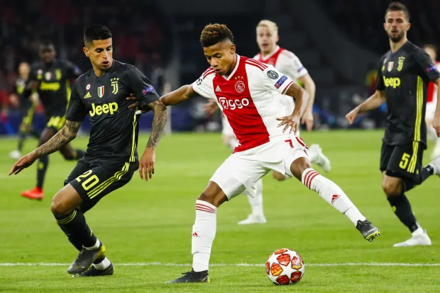 Liga Mistrzów: Ajax znalazł sposób na pokonanie Szczęsnego. Barcelona blisko awansu