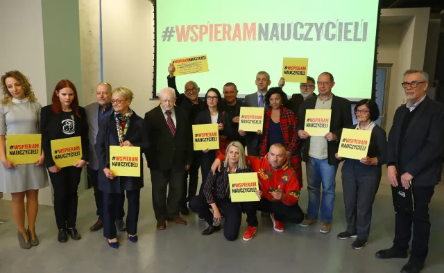 Społeczny Komitet "Wspieram Nauczycieli" ogłasza zbiórkę na rzecz strajkujących. Apel odczytał Żakowski