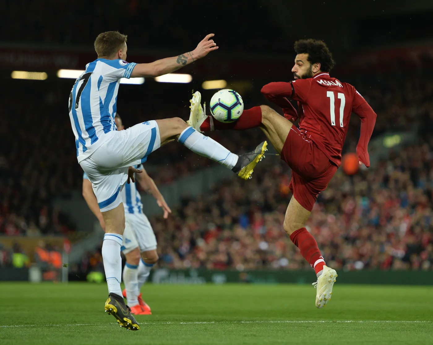 Liverpool nie rezygnuje z walki o tytuł. "The Reds" rozbili Huddersfield Town
