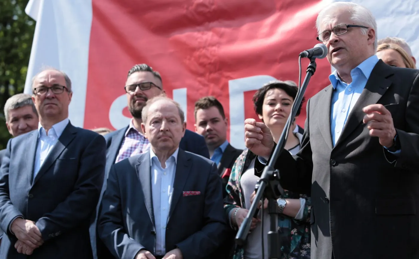 Politycy SLD - przewodniczący Włodzimierz Czarzasty (2L), Jerzy Wenderlich (L) sekretarz generalny SLD Marcin Kulasek (3L), rzeczniczka SLD Anna-Maria Żukowska (2P) oraz lider listy Koalicji Europejskiej w Warszawie, były premier Włodzimierz Cimoszewicz (P) podczas Pikniku Europejskiego, zorganizowanego 1 bm. na skwerze przy pomniku Ignacego Daszyńskiego z okazji Międzynarodowego Święta Pracy oraz 15. rocznicy przystąpienia Polski do Unii Europejskiej