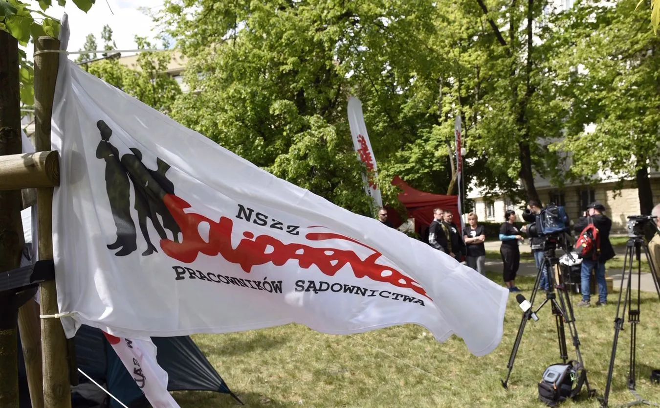 12309148-protest-pracownikow-sadow-i.jpg