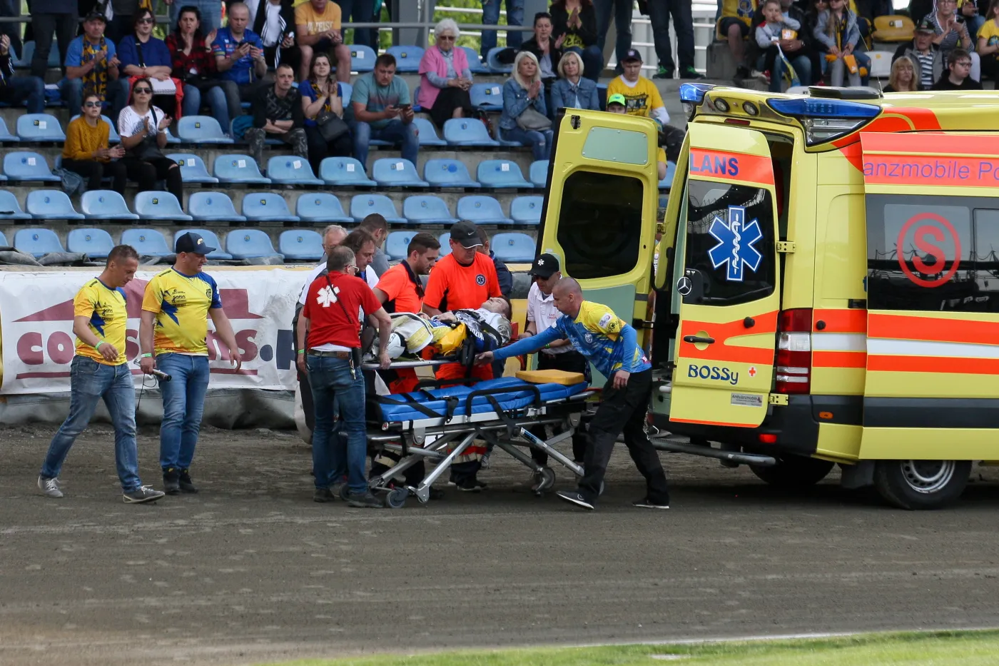 Patryk Rolnicki (na noszach) z MrGarden GKM Grudziądz opuszcza tor w karectce po wypadku podczas meczu żużlowej Ekstraligi z truly.work Stal Gorzów