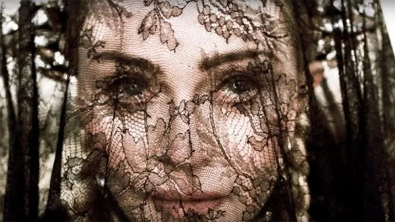 Madonna nawiązuje do historii Joanny d'Arc. Zobacz teledysk do piosenki "Dark Ballet"