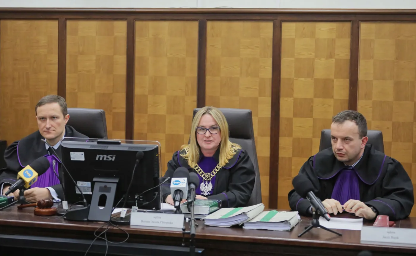 Sędzia przewodniczący Bożena Danuta Chłopecka (C) oraz sędziowie Rafał Sebastian Wagner (L) i Jecek Bajak (P) na sali rozpraw