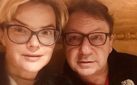 Jak mieszkają Monika i Zbigniew Zamachowscy? Kamienica z 1937 roku, która "od dawna jest w rodzinie"