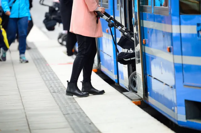 Pasażer na gapę wersja hard. Mężczyzna podróżował tramwajem, trzymając się... wycieraczki