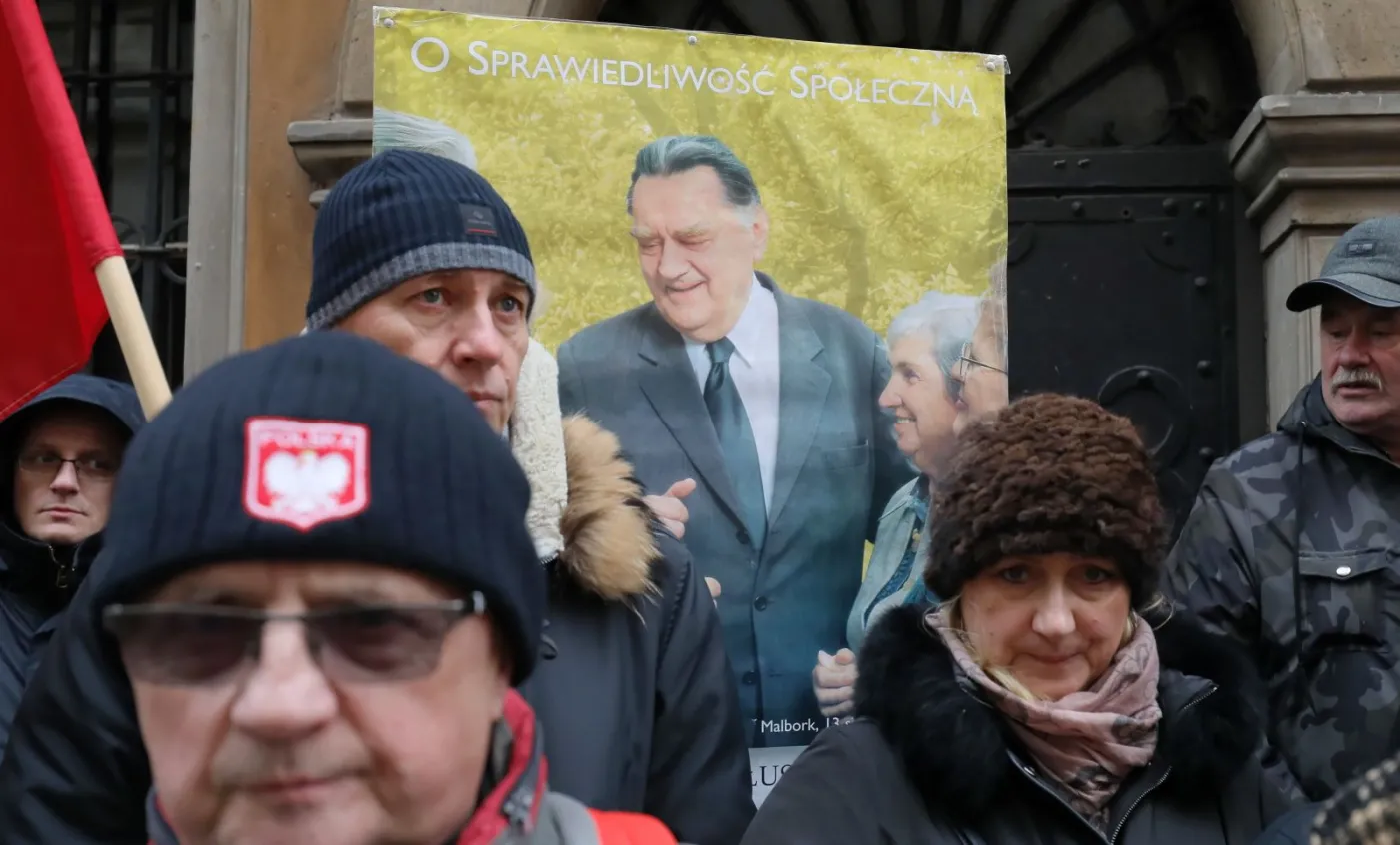 Mieszkańcy Warszawy gromadzą się przed archikatedrą św. Jana Chrzciciela