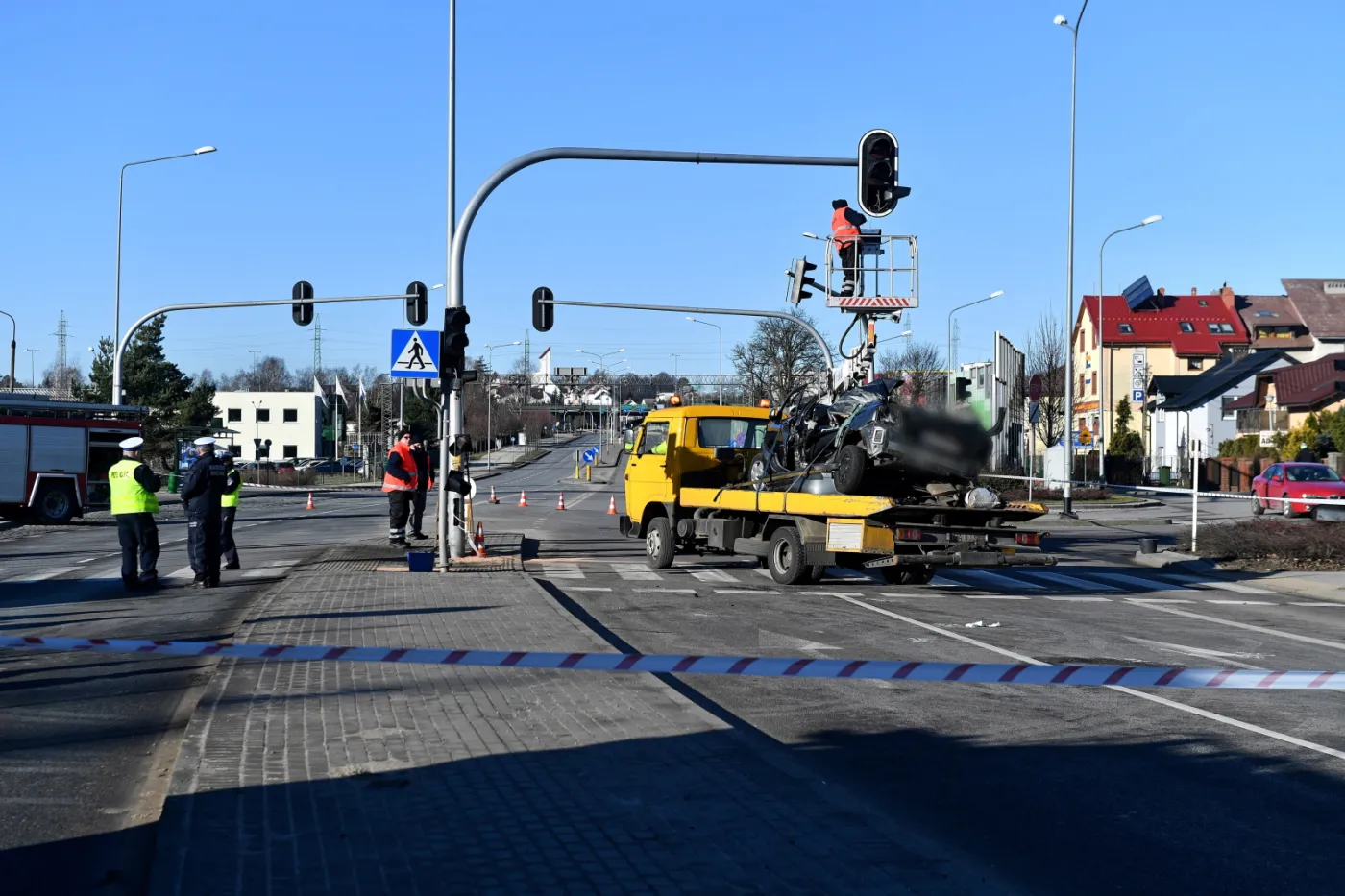 12134957-sluzby-na-miejscu-wypadku.jpg
