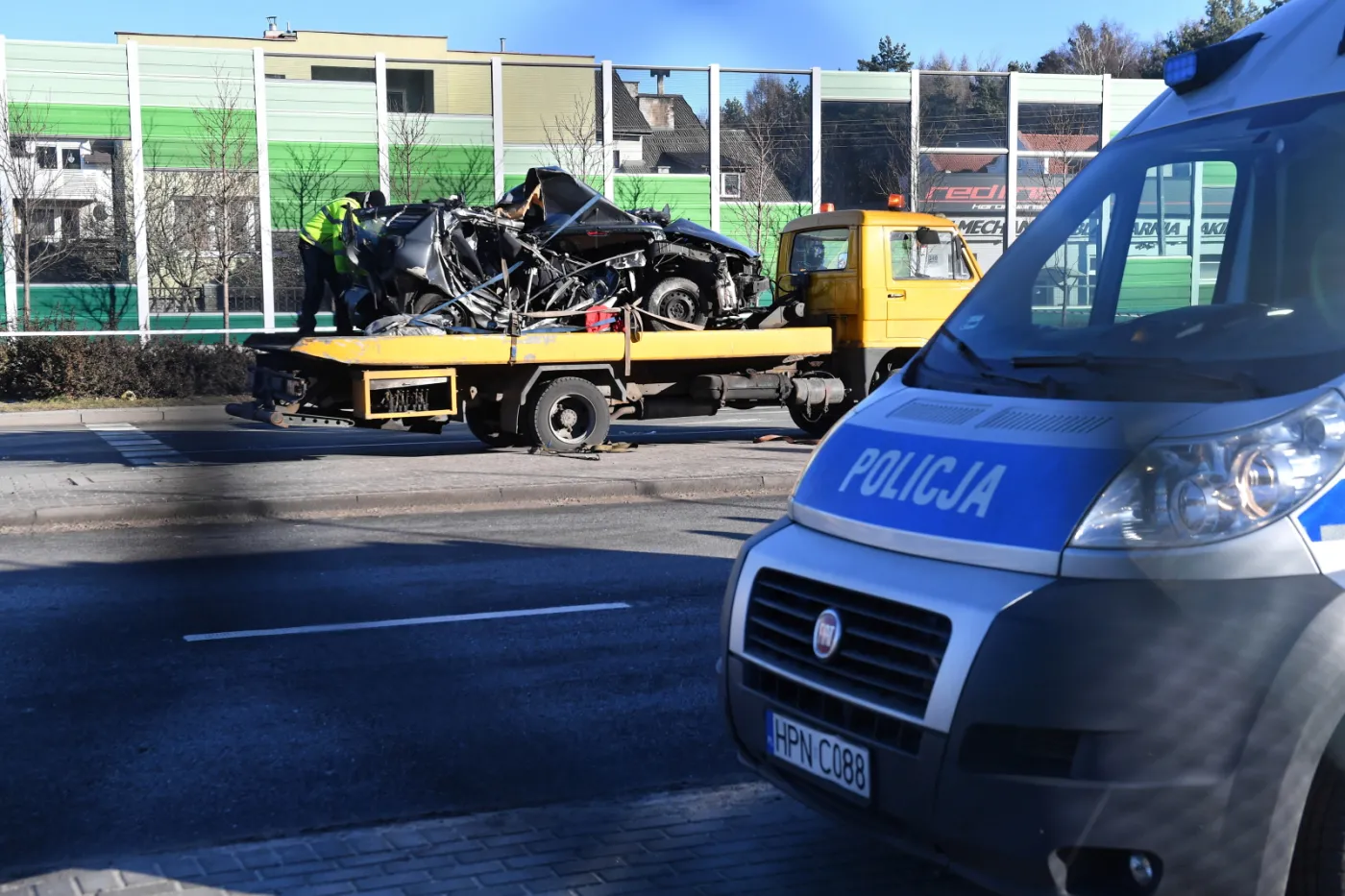 12135053-sluzby-na-miejscu-wypadku.jpg