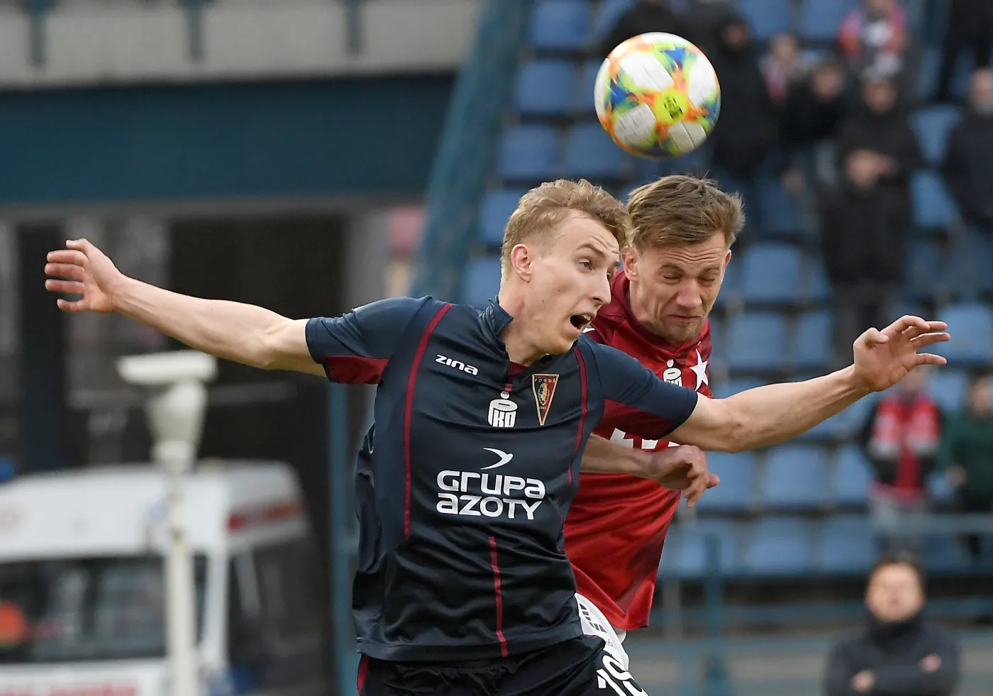 Piłkarz Wisły Kraków Łukasz Burliga (P) i Adam Buksa (L) z Pogoni Szczecin